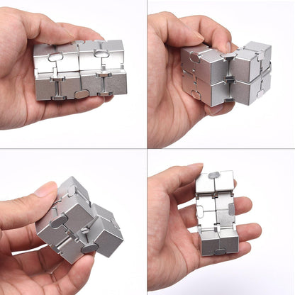 The new fingertip Rubik's Cube effectively relieves stress and anxiety.